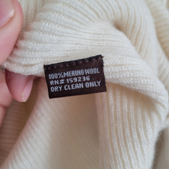 J. McLaughlin Women's Beige 100% Merino Wool Long Sleeve Scoop Neck Sweater Sz S - Picture 3 of 4